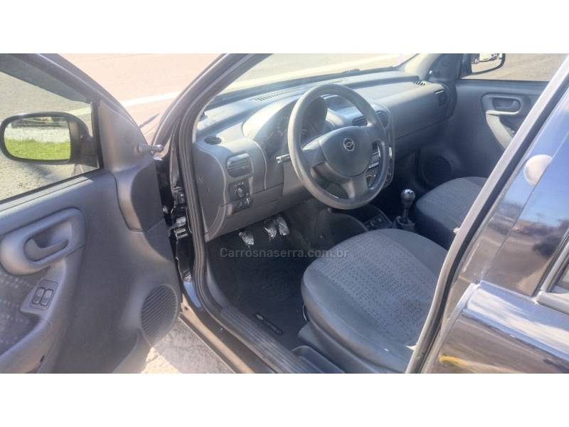 CHEVROLET - CORSA - 2011/2012 - Preta - R$ 27.900,00