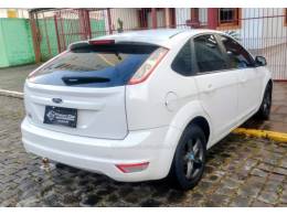 FORD - FOCUS - 2012/2013 - Branca - R$ 42.900,00
