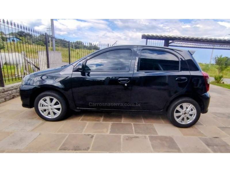 TOYOTA - ETIOS - 2020/2020 - Preta - R$ 75.900,00