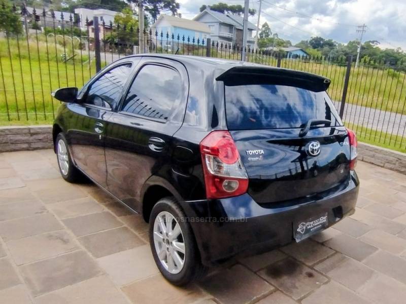 TOYOTA - ETIOS - 2020/2020 - Preta - R$ 75.900,00